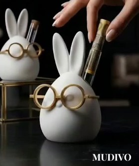Osterhase mit Reagenzglas für Geldscheine
