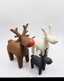 Drei Rentier-Figuren in Braun, Weiß und Schwarz
